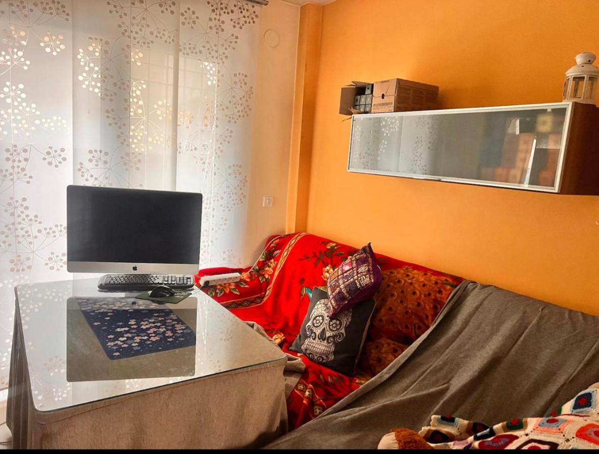 Homestay Casa Ideal Familias Y Grupos Con Balcones Exterior Soleada Patios Cerca Alhambra, Sierra Nevada, Rio Genil, Lancha Del Genil, Parque Llano Y Reloj Del Sol Con Barbacoas, Campo De Futbol, Circuito Gimnasia *