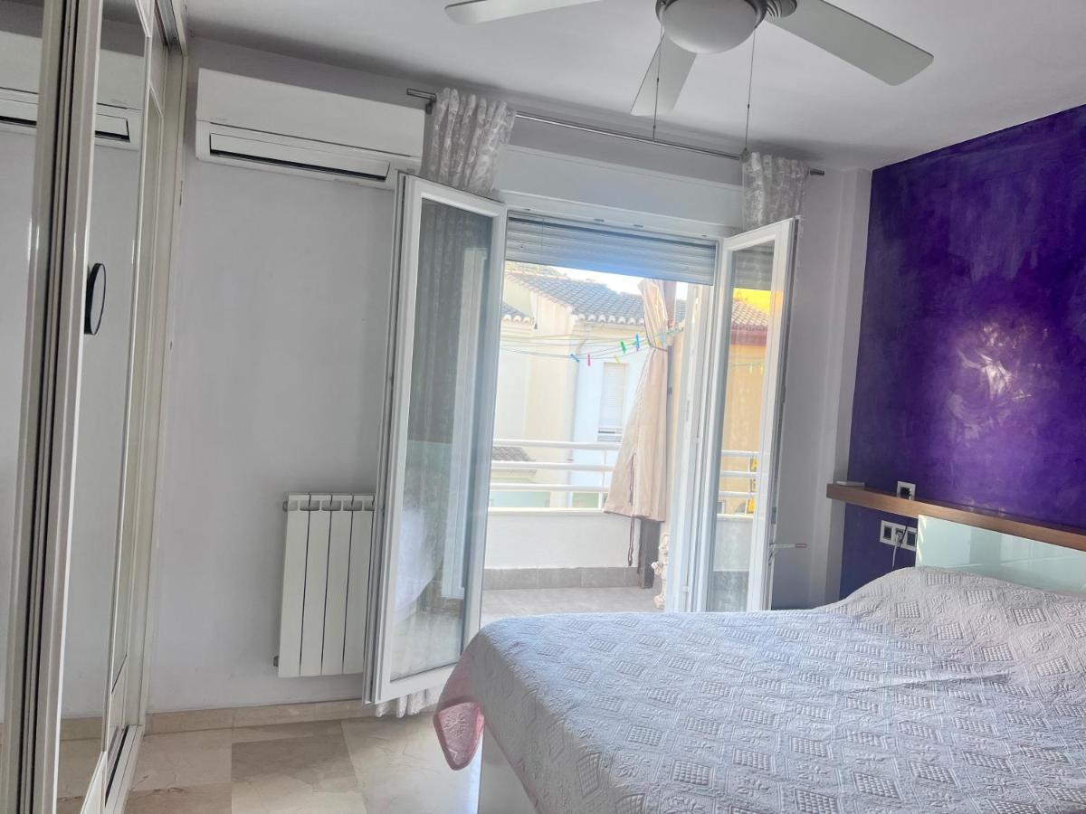 Homestay Casa Ideal Familias Y Grupos Con Balcones Exterior Soleada Patios Cerca Alhambra, Sierra Nevada, Rio Genil, Lancha Del Genil, Parque Llano Y Reloj Del Sol Con Barbacoas, Campo De Futbol, Circuito Gimnasia
