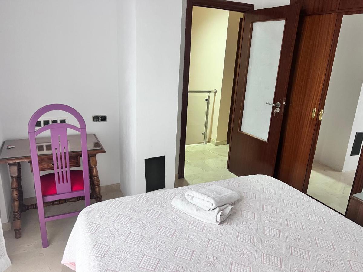 Casa Ideal Familias Y Grupos Con Balcones Exterior Soleada Patios Cerca Alhambra, Sierra Nevada, Rio Genil, Lancha Del Genil, Parque Llano Y Reloj Del Sol Con Barbacoas, Campo De Futbol, Circuito Gimnasia Homestay Granada