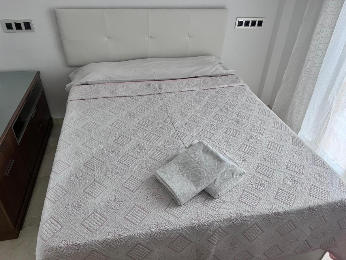 Casa Ideal Familias Y Grupos Con Balcones Exterior Soleada Patios Cerca Alhambra, Sierra Nevada, Rio Genil, Lancha Del Genil, Parque Llano Y Reloj Del Sol Con Barbacoas, Campo De Futbol, Circuito Gimnasia * Granada