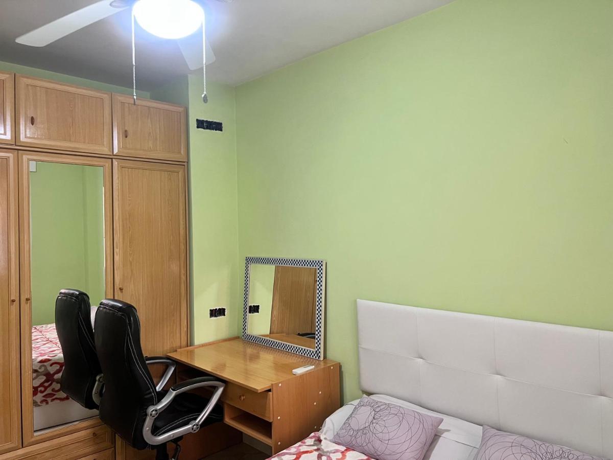 Homestay Casa Ideal Familias Y Grupos Con Balcones Exterior Soleada Patios Cerca Alhambra, Sierra Nevada, Rio Genil, Lancha Del Genil, Parque Llano Y Reloj Del Sol Con Barbacoas, Campo De Futbol, Circuito Gimnasia