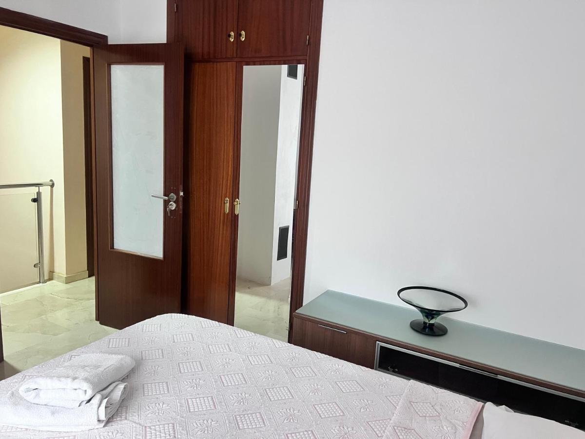 Casa Ideal Familias Y Grupos Con Balcones Exterior Soleada Patios Cerca Alhambra, Sierra Nevada, Rio Genil, Lancha Del Genil, Parque Llano Y Reloj Del Sol Con Barbacoas, Campo De Futbol, Circuito Gimnasia Homestay Granada