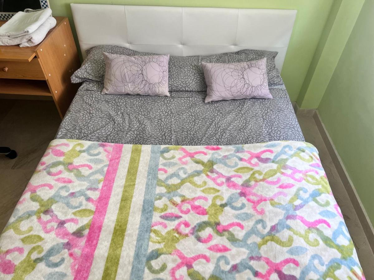 Homestay Casa Ideal Familias Y Grupos Con Balcones Exterior Soleada Patios Cerca Alhambra, Sierra Nevada, Rio Genil, Lancha Del Genil, Parque Llano Y Reloj Del Sol Con Barbacoas, Campo De Futbol, Circuito Gimnasia Granada