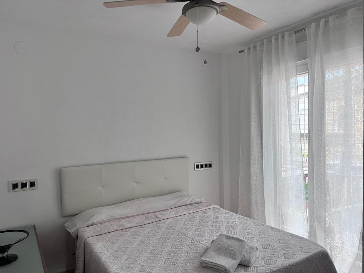 Casa Ideal Familias Y Grupos Con Balcones Exterior Soleada Patios Cerca Alhambra, Sierra Nevada, Rio Genil, Lancha Del Genil, Parque Llano Y Reloj Del Sol Con Barbacoas, Campo De Futbol, Circuito Gimnasia Homestay Granada