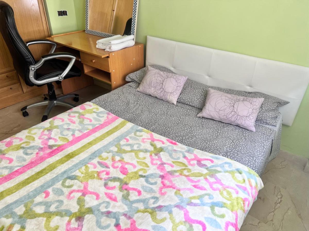 Homestay Casa Ideal Familias Y Grupos Con Balcones Exterior Soleada Patios Cerca Alhambra, Sierra Nevada, Rio Genil, Lancha Del Genil, Parque Llano Y Reloj Del Sol Con Barbacoas, Campo De Futbol, Circuito Gimnasia Granada