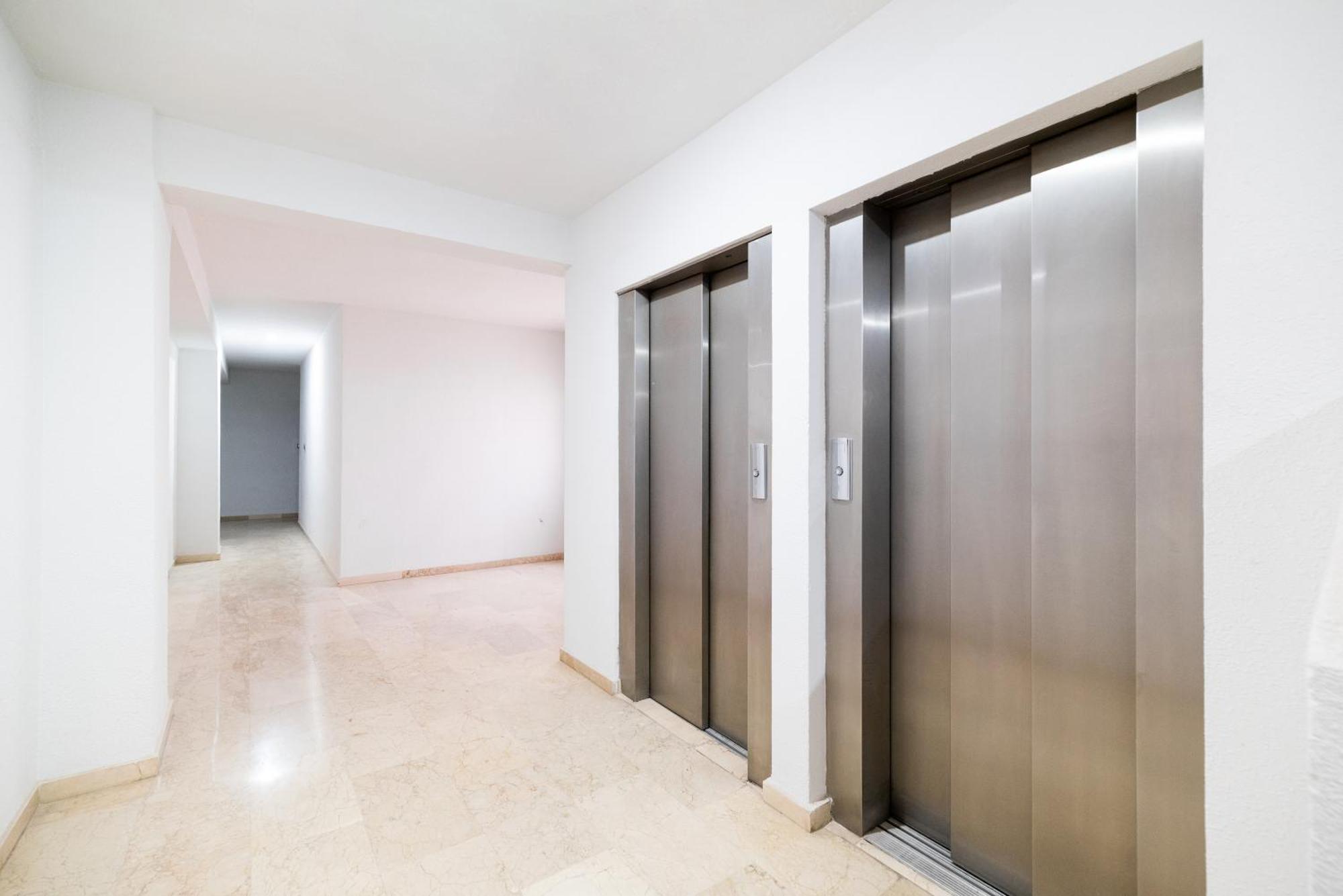 Piso Junto A Parque De Ciencias En Apartamento *