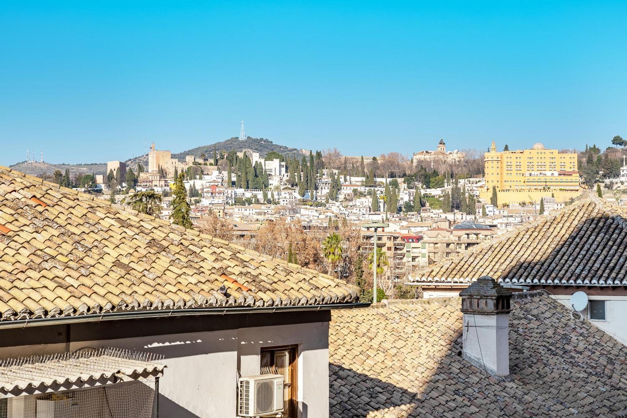 Apartamento Amplio Y Centrico, Recien Reformado, Calefaccion Central, Jardines, Supermercados, Cafeterias Y Todos Servicios En El Corazon De La Ciudad Granada