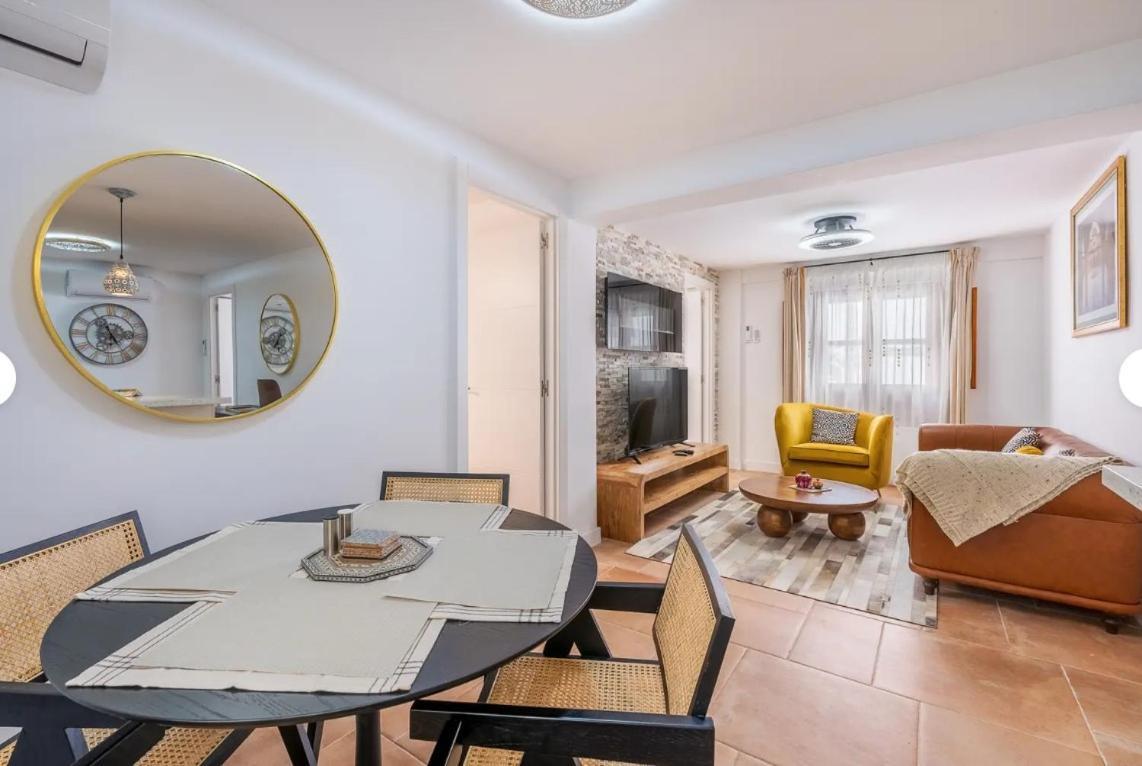 Apartamento Casa Al Andalus - Chic, Serene, And Posh Center Pad *