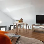 Tuguest Santa Ana Apartment