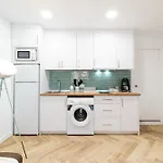 Rolando House, Free Parking