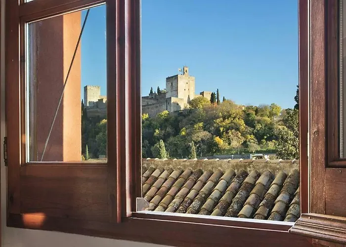 Luminous Alhambra view apartment in Albayzín
