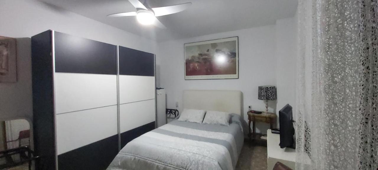 Lola.- De Matrimonio, Con Bano Privado Granada