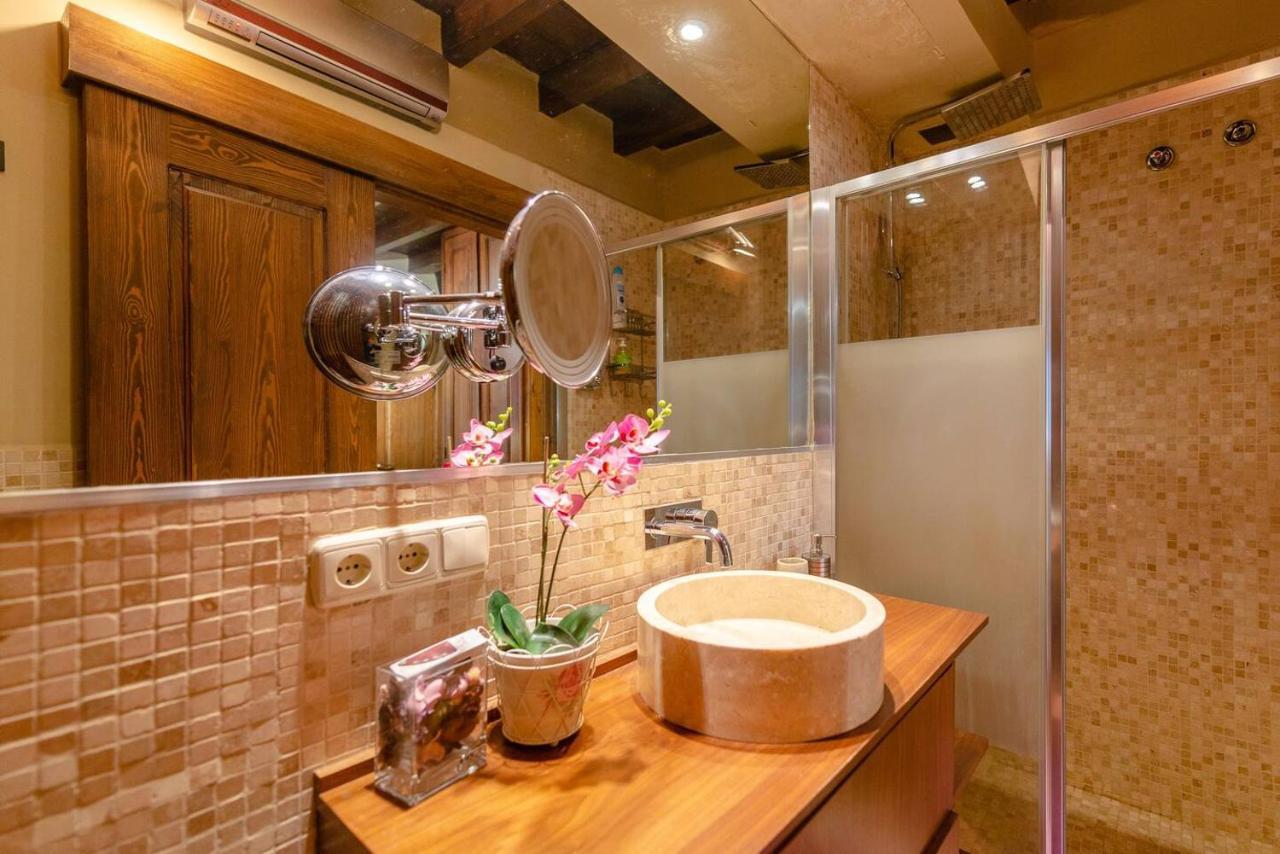 Sleep In Historic Puerta Elvira
