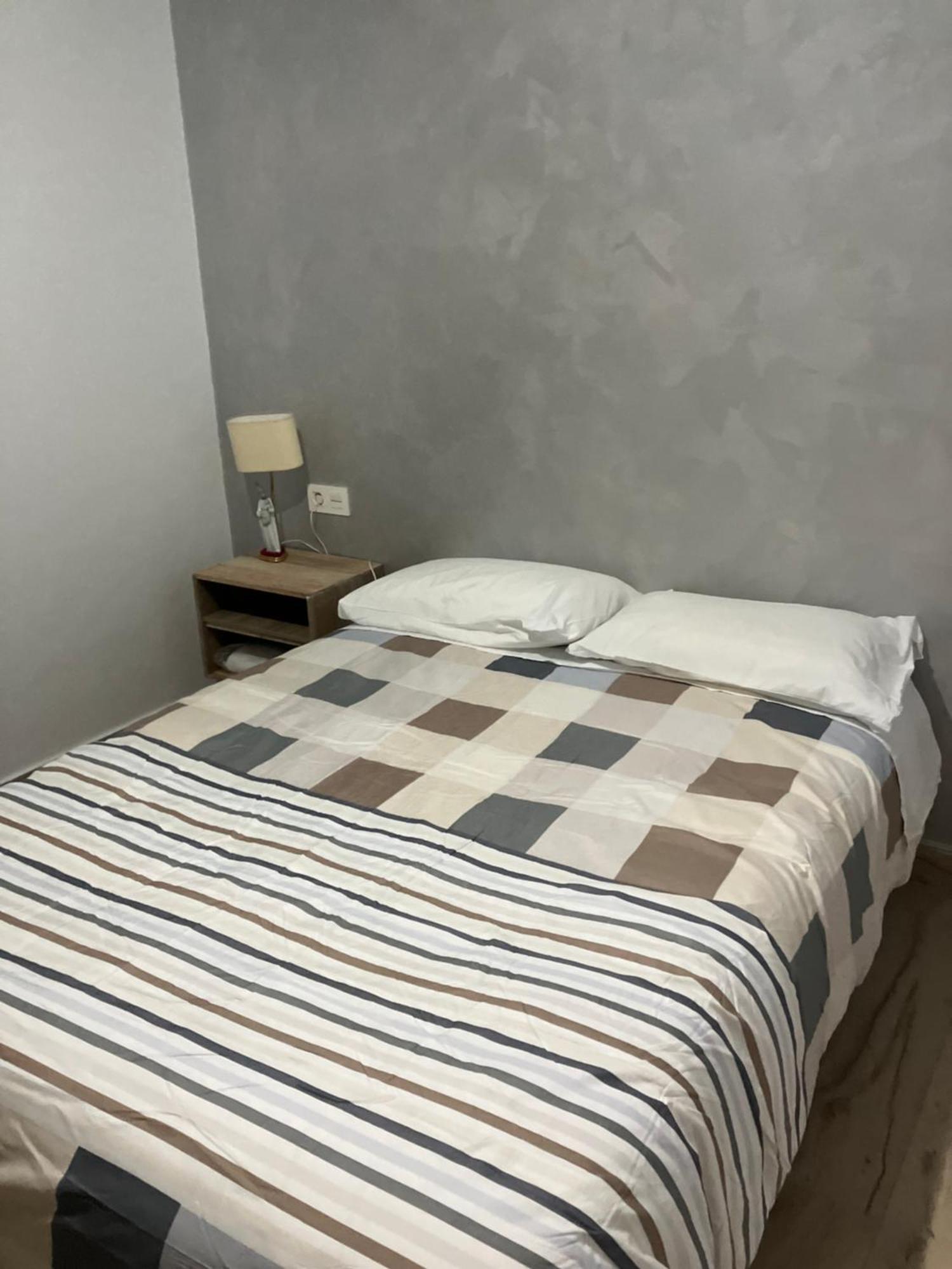 Apartamento En Camino De Ronda De Dos Y Salon * Granada